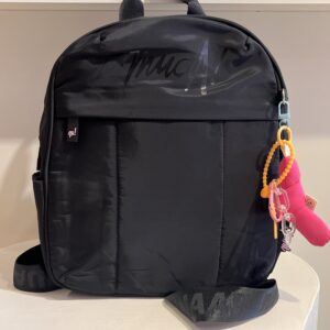 MOCHILA MUAA 19232- 13"  Posee bolsillos laterales, bolsillo frontal, organizador interno y una sujeción especial para valija.
