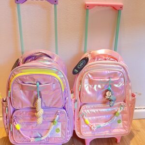 MOCHILA C/CARRO PUFFY FS113- 18"  Cuenta con 2 compartimientos principales, 2 bolsillos frontales y 2 bolsillos laterales con cordón ajustable para botellas.