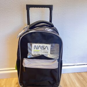 MOCHILA C/ CARRO NASA- 18"  Cuenta con tiras regulables, bolsillos laterales y dos bolsillos frontales con cierre.