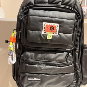 MOCHILA ESCOLAR BLACK CHIMOLA FS114- 18"  Modelo escolar/urbano, con poliéster resistente al agua y cierres reforzados. Cuenta con cuatro bolsillos, y una gran capacidad de almacenamiento.