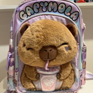 MOCHILA ESCOLAR CAPYMOLA CHIMOLA BT296- 14" Posee un compartimiento principal amplio con cierre reforzado, ideales para transportar cuadernos grandes, además un bolsillo frontal con organización interna para útiles pequeños.