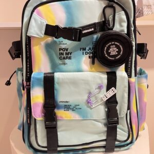 MOCHILA ESCOLAR BLURRED AQUA CHIMOLA FS115- 18" Cuenta con tres compartimientos amplios y un bolsillo frontal adicional. También bolsillos laterales para botellas. Además un compartimento reservado para notebooks de hasta 15 pulgadas.