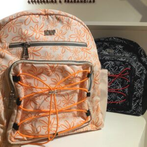 Mochila naylon Mo0135j/4j- 13" Bolsillos externos, cierres metálicos reforzados y correas ajustables. Es un accesorio de diseño urbano que destaca por su material resistente e impermeable.