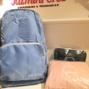 MOCHILA VIAJE RH2412- Accesorio ultraligero diseñado para actividades al aire libre y viajes,  cuenta con un bolsillo principal con cierre, un bolsillo frontal y dos bolsillos laterales de malla para botellas.