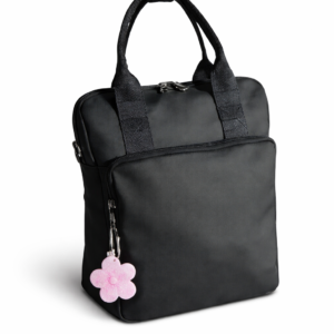 Mochila engomada c/llavero- 17" Posee un compartimento principal amplio y un bolsillo frontal con cierre. Es un accesorio de diseño urbano fabricado en materiales sintéticos, lo que le otorga propiedades repelentes al agua. Llavero de regalo